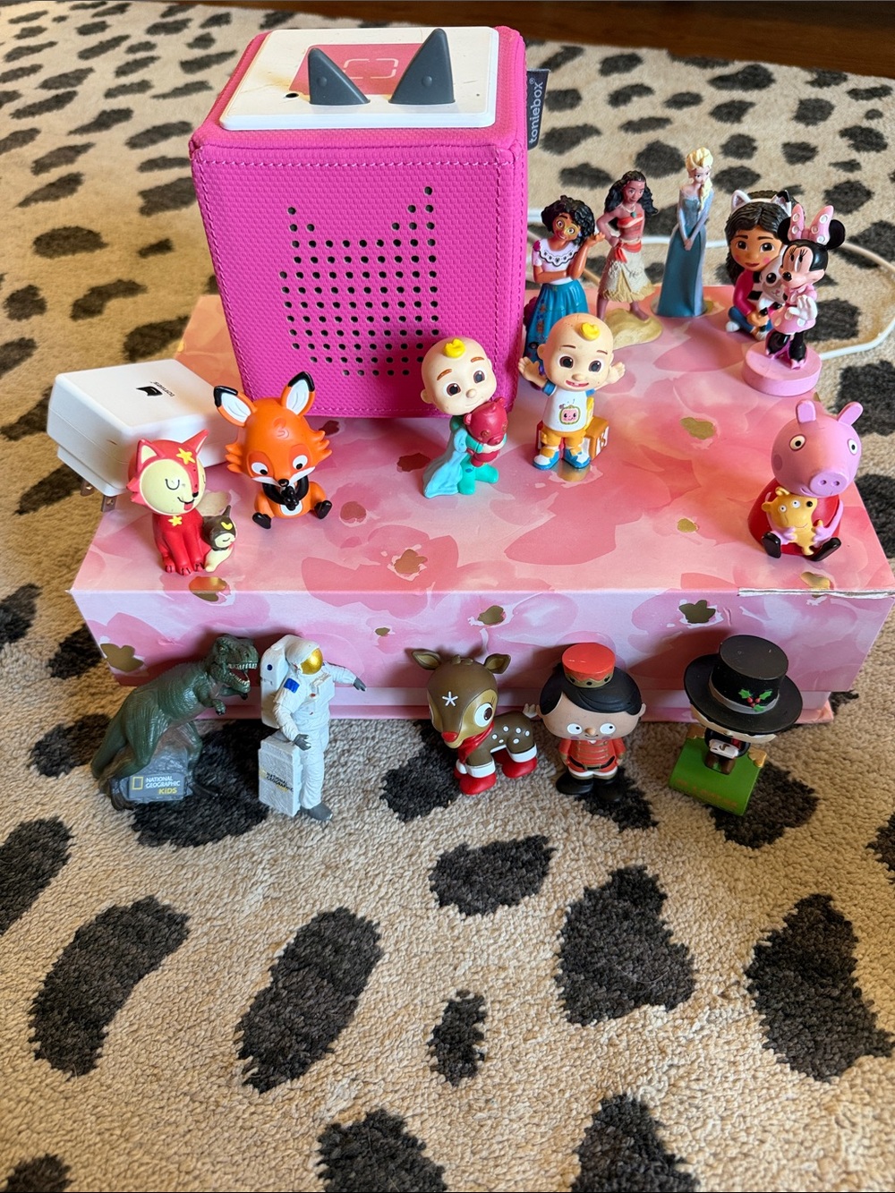 Pink Kid-Friendly Audio Cube Speaker with Soft Fabric Design